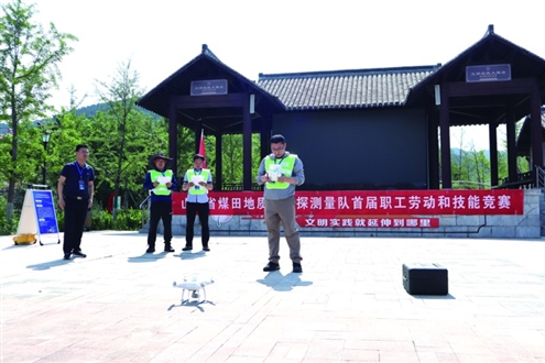 选手正在开展无人机数据采集比赛 图/吴琎